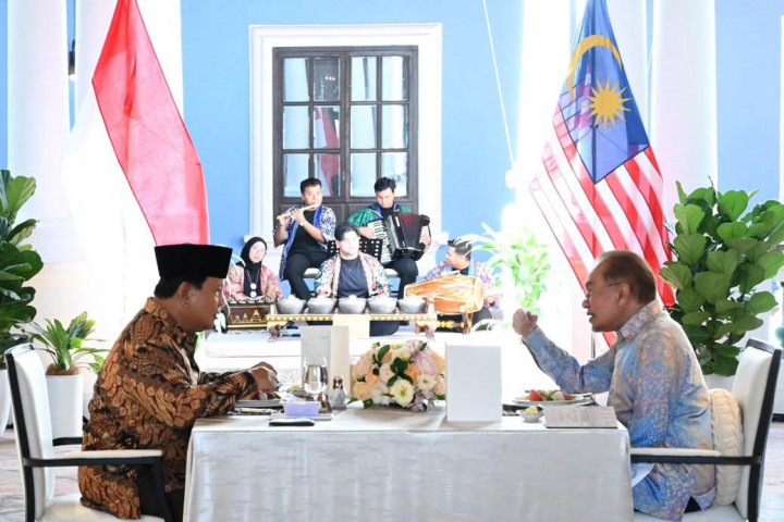 Di dalam Rumah Tangsi, Presiden Prabowo disuguhkan dengan sejumlah karya seni dari seniman Malaysia yang menggambarkan hubungan kebudayaan dan sejarah Malaysia. Gelaran karya seni ini tergabung dalam sebuah eksibisi mini yang bertema Merentasi Samudera: Ikatan Sejati, Alunan Warisan.