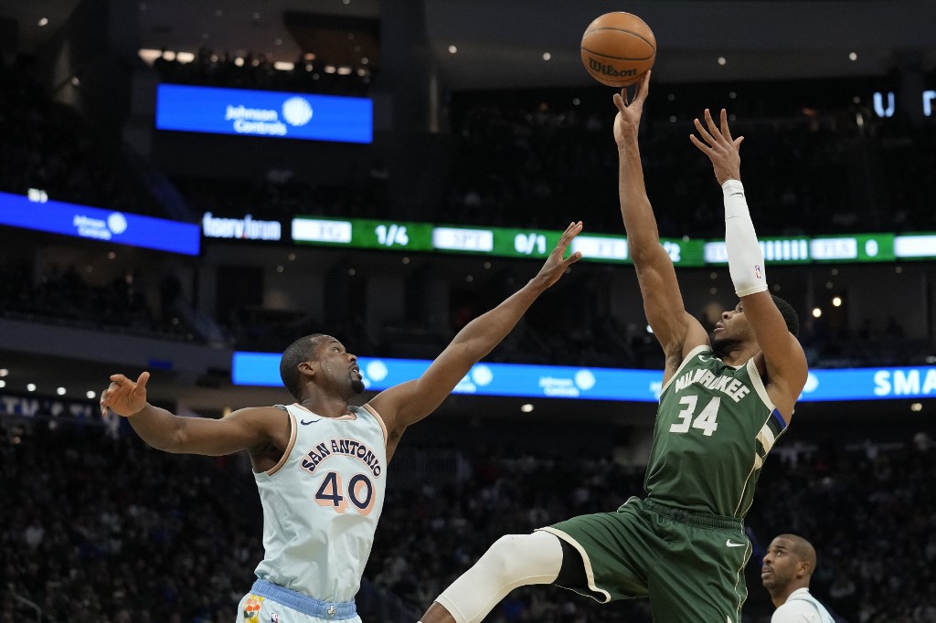 Keldon Johnson memimpin perolehan poin untuk Spurs dengan 24 poin. Pemain veteran Chris Paul mencetak 18 poin, Harrison Barnes menyumbang 14 poin, dan Devin Vassell menambah 11 poin.