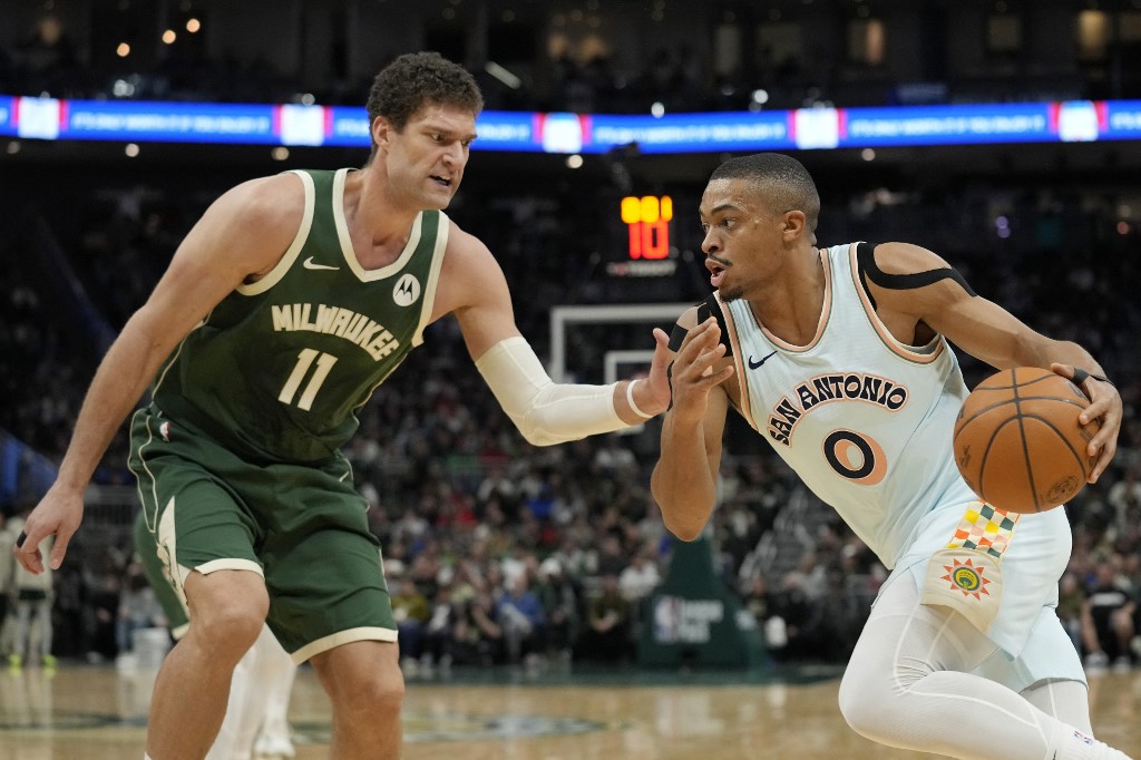 Brook Lopez turut menyumbang 22 poin, termasuk 17 di babak pertama. AJ Green dan Gary Trent masing-masing menambahkan 14 poin untuk Bucks, yang meraih kemenangan kedua berturut-turut setelah sempat kalah empat kali dalam lima pertandingan sebelumnya.