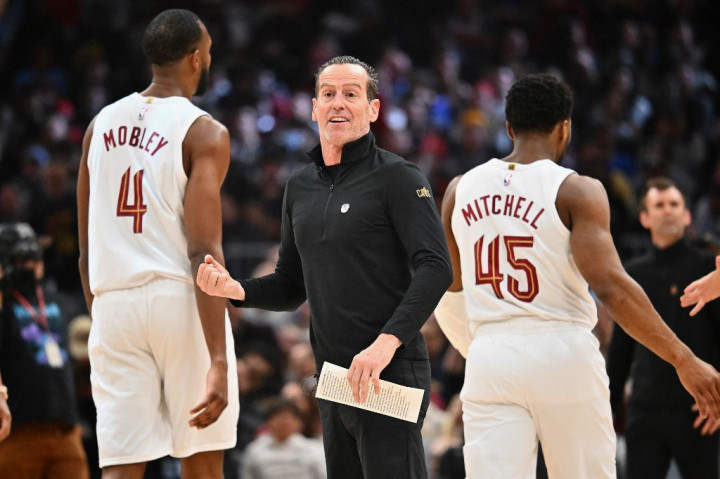 Pertemuan dua tim teratas NBA ini berlangsung sengit dengan 30 kali pergantian keunggulan dan suasana yang mengingatkan pada pertandingan Final.