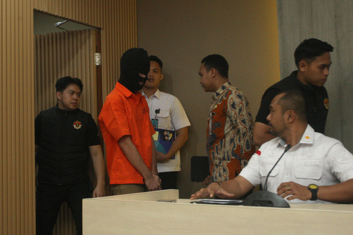 Direktorat Jenderal (Ditjen) Imigrasi Kementerian Imigrasi dan Pemasyarakatan (Imipas) RI berhasil menangkap dan mengamankan TJC, warga negara Amerika Serikat (AS) yang merupakan buronan United States (US) Marshals atas kasus eksploitasi seksual, upaya eksploitasi anak, serta kepemilikan pornografi anak.