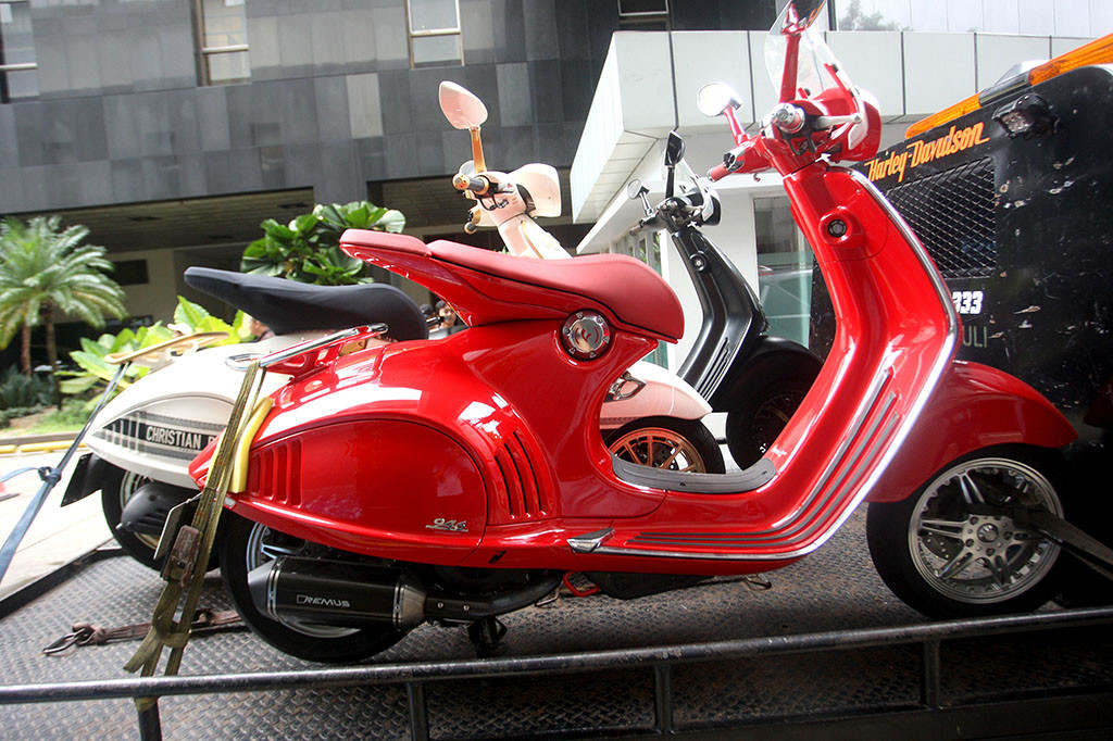 “Kendaraan bermotor berupa tiga unit sepeda motor berjenis Vespa Piagio dengan nilai kurang lebih sebesar Rp1,5 miliar,” kata Juru Bicara KPK Tessa Mahardhika Sugiarto melalui keterangan tertulis, Kamis, 9 Januari 2025.