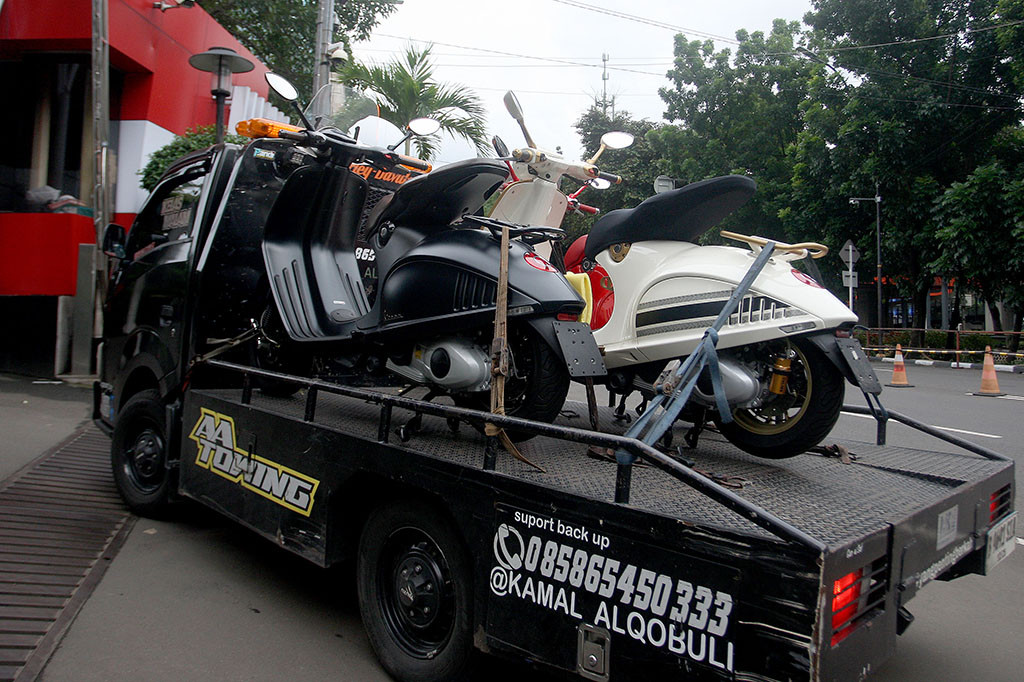 Tessa mengatakan, kendaraan mahal itu diambil dari rumah salah satu mantan Direktur Utama perusahaan BUMN di wilayah Jakarta. Dia enggan memerinci nama maupun inisialnya