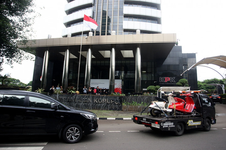 Selain Vespa, KPK turut menyita satu mobil Wulling senilai Rp350 juta. Ada juga dokumen dan bukti elektronik yang diambil penyidik. “Aset yang disita tersebut diduga terkait dengan aliran dana dari tindak pidana korupsi perkara tersebut di atas,” ucap Tessa.