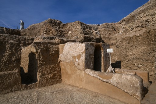 Mesir pada hari Rabu, 8 Januari 2025, mengungkap penemuan arkeologi baru, termasuk makam pejabat tinggi berusia 4.000 tahun dan karya seni dari zaman Ratu Hatshepsut, di sebuah pekuburan kuno di Kota Luxor.