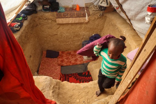 Saat hujan lebat turun di wilayah yang dilanda perang selama musim dingin, ia menyimpan air hujan untuk keperluan pribadi keluarga, untuk menghadapi kelangkaan air di kamp pengungsian.