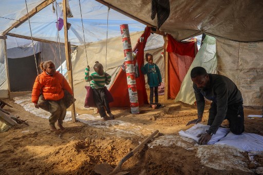 Pria Palestina berusia 37 tahun itu tidak kehabisan ide untuk menghidupi keluarganya selama perang. Dengan sedikit sumber daya yang dimilikinya, ia mengolah sebidang kecil tanah di samping tendanya untuk menanam sayur-sayuran yang diperlukan untuk memberi makan anak-anaknya.