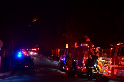 Petugas pemadam kebakaran berjuang keras mengendalikan api yang telah merenggut setidaknya lima nyawa dan menghancurkan sekitar 1.100 rumah, bisnis, dan bangunan lainnya.