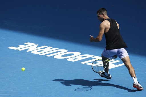 Petenis Spanyol Carlos Alcaraz tiba di Australia dengan potongan undercut yang bagian samping dan belakang rambutnya dicukur lebih tipis dibandingkan bagian atasnya yang dibiarkan tebal.