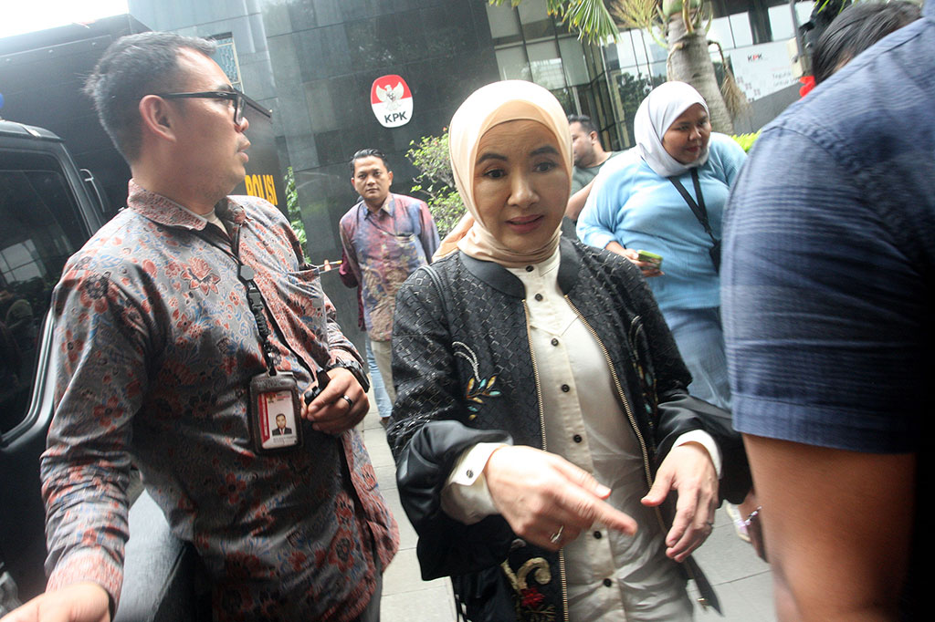 Nicke enggan memerinci pertanyaan penyidik kepadanya. Pemeriksaan dia dilakukan sehari setelah KPK memeriksa mantan Komisaris Utama Pertamina Basuki Tjahaja Purnama alias Ahok.