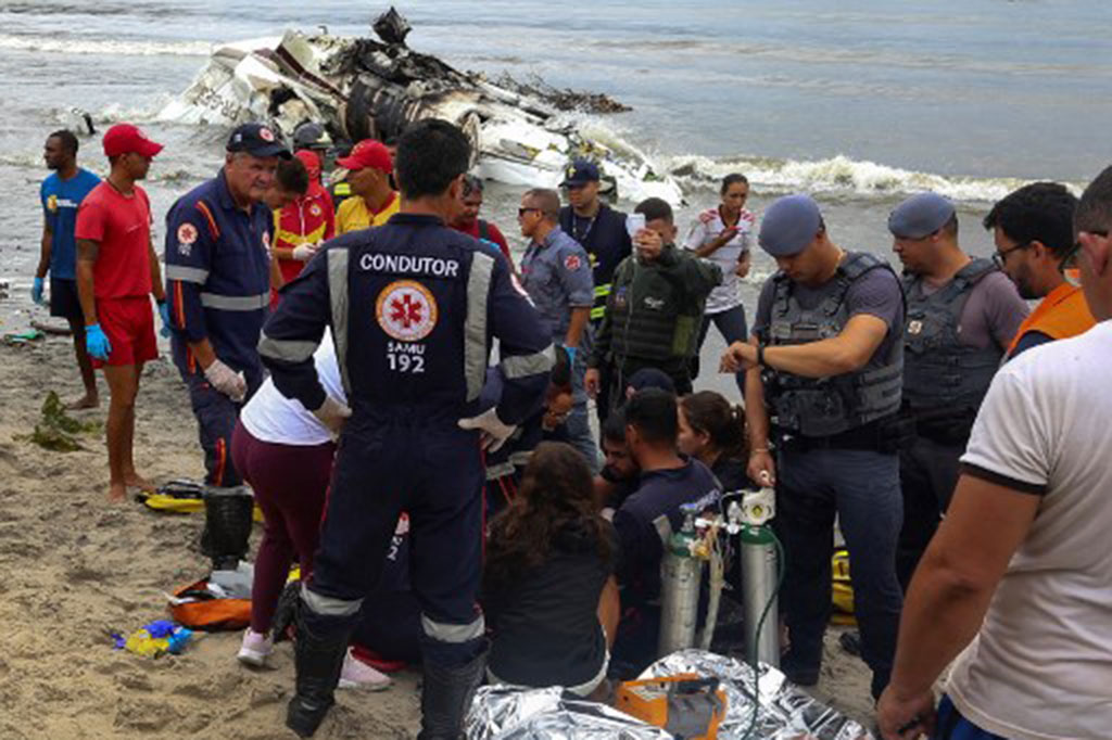 Menurut laporan pemadam kebakaran, keempat penumpang pesawat, termasuk dua orang dewasa dan dua anak-anak, berhasil diselamatkan dalam keadaan hidup. 