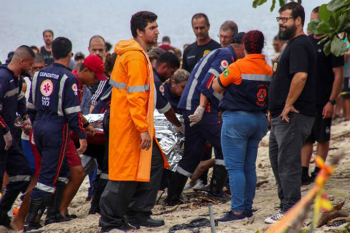 Tiga orang lainnya juga terluka di kawasan pejalan kaki Pantai Cruzeiro akibat kecelakaan tersebut.
