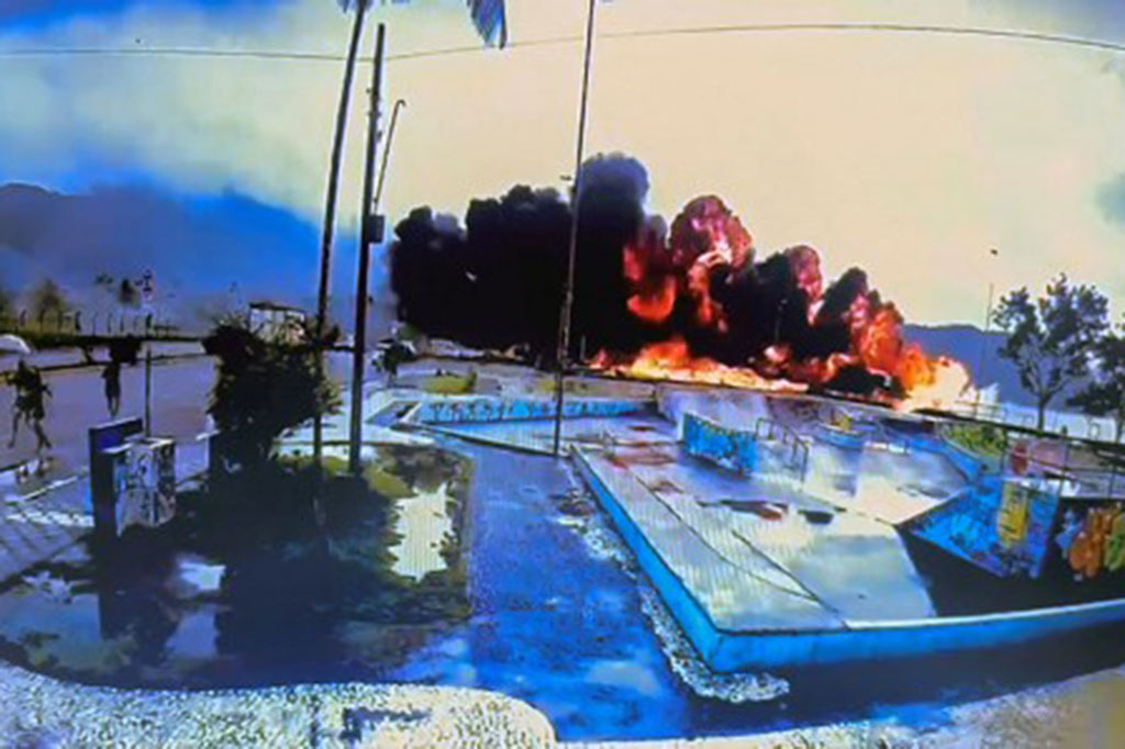 Sebuah pesawat kecil jatuh dan meledak di dekat pantai di kota wisata Ubatuba, di negara bagian Sao Paulo, Brasil tenggara, Kamis, 9 Januari 2025, mengakibatkan satu orang tewas dan tujuh lainnya luka-luka.