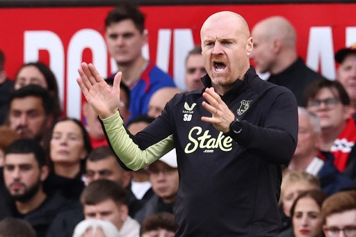 Everton memutuskan untuk memecat Dyche setelah rentetan hasil buruk yang didapat tim. Mereka hanya menang sekali dari 11 laga terakhir, sehingga membuat Everton kini berada di posisi ke-16 klasemen Liga Premier Inggris dengan 16 poin dan hanya terpaut satu angka dari zona degradasi.