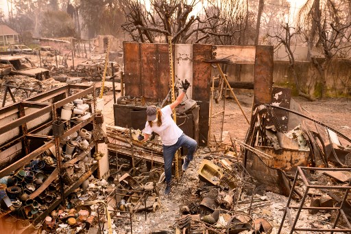 Kebakaran hutan menyebar dengan cepat di beberapa bagian utara dan barat laut Los Angeles pada Rabu dan membakar lebih dari 1.000 rumah, bisnis, dan bangunan lainnya, serta hampir membakar 16.000 hektar lahan. Lebih dari 70.000 penduduk terpaksa mengungsi dari rumah mereka. 