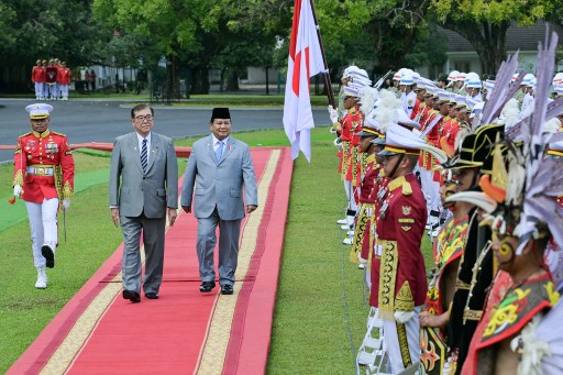 Kemudian, Prabowo dan PM Ishiba, yang keduanya kompak mengenakan setelan jas dan celana berwarna abu-abu, bersama-sama memeriksa pasukan, kemudian Prabowo dan PM Ishiba beserta rombongan masuk ke dalam Istana.