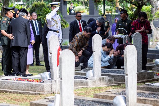 Keduanya juga melakukan tabur bunga ke sejumlah makam pahlawan. Setelahnya, PM Ishiba dan Ibu Ishiba Yoshiko menuju ruang buku tamu untuk mengisi buku tamu.