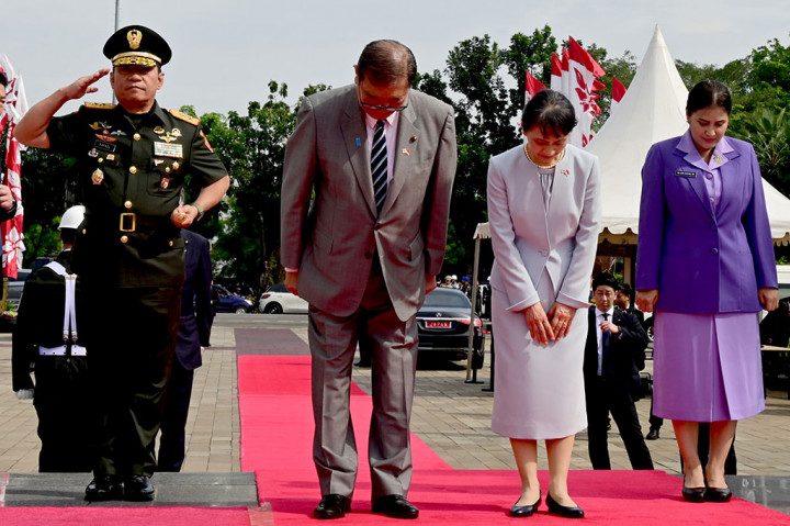 Gestur penghormatan tersebut menjadi simbol rasa hormat dan persahabatan yang erat antara kedua negara. Usai penghormatan, PM Ishiba bersama Ibu Ishiba Yoshiko melakukan peletakan karangan bunga secara simbolis di Monumen Pahlawan TMPN Utama Kalibata.