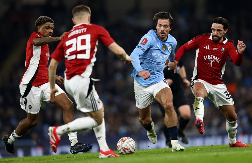 Salford, tim kasta keempat Liga Inggris yang memiliki ikatan kuat dengan tim rival sekota, Manchester United, tak mampu membendung dominasi tuan rumah.