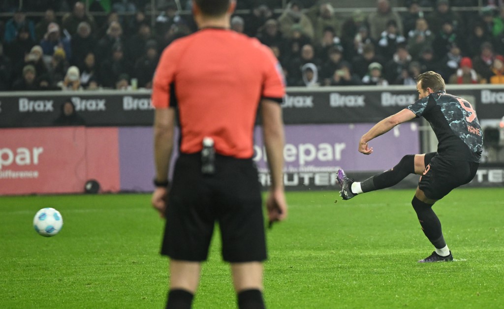 Selama pertadingan, Bayern akhirnya berbuah hasil saat Lukas Ullrich melakukan pelanggaran terhadap Michael Olise di kotak penalti pada menit ke-70. Harry Kane yang menjadi algojo menjalankan tugasnya dengan sempurna. Bola kirimannya meluncur ke sudut kanan bawah gawang, membuat kiper Gladbach tak berkutik. 