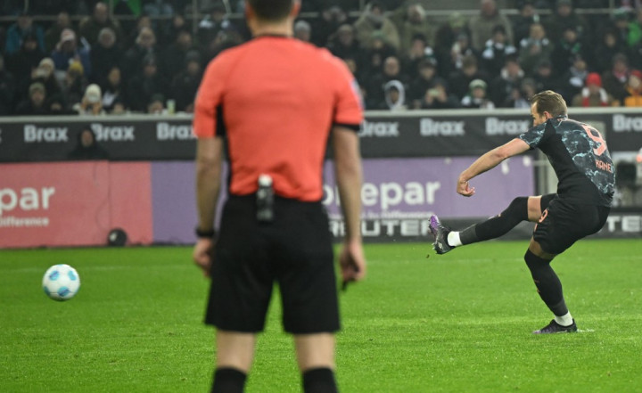 Selama pertadingan, Bayern akhirnya berbuah hasil saat Lukas Ullrich melakukan pelanggaran terhadap Michael Olise di kotak penalti pada menit ke-70. Harry Kane yang menjadi algojo menjalankan tugasnya dengan sempurna. Bola kirimannya meluncur ke sudut kanan bawah gawang, membuat kiper Gladbach tak berkutik. 