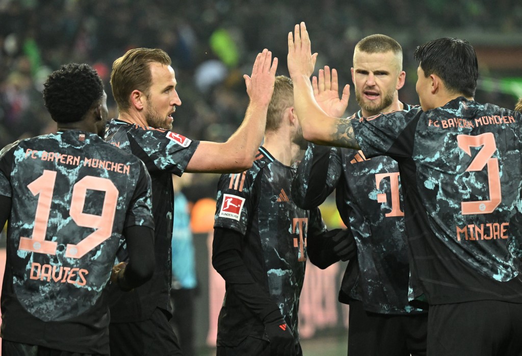 Meski unggul tipis, kemenangan ini cukup untuk mempertahankan posisi Bayern di puncak klasemen Bundesliga, unggul empat poin dari Bayer Leverkusen yang sehari sebelumnya mengalahkan Borussia Dortmund 3-2.