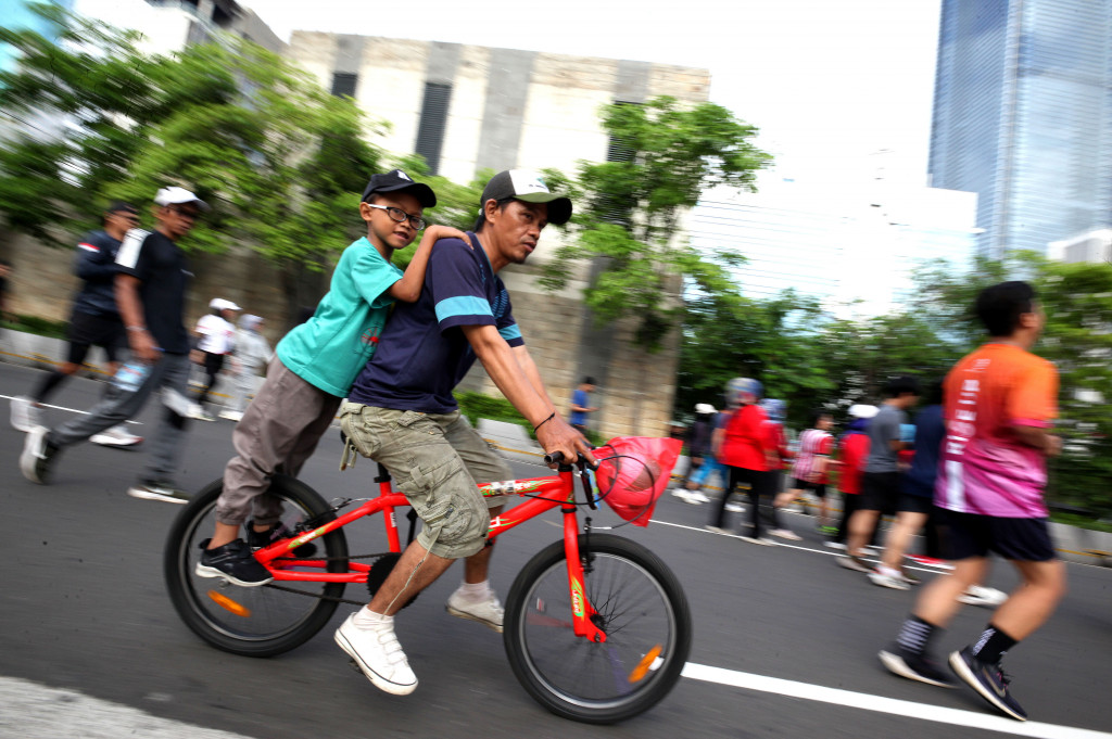 Aktivitas kegiatan olahraga masyarakat di CFD di Kawasan Sudirman terlihat sangat ramai dengan berjalan kaki, banyak juga masyarakat yang bersepeda. 