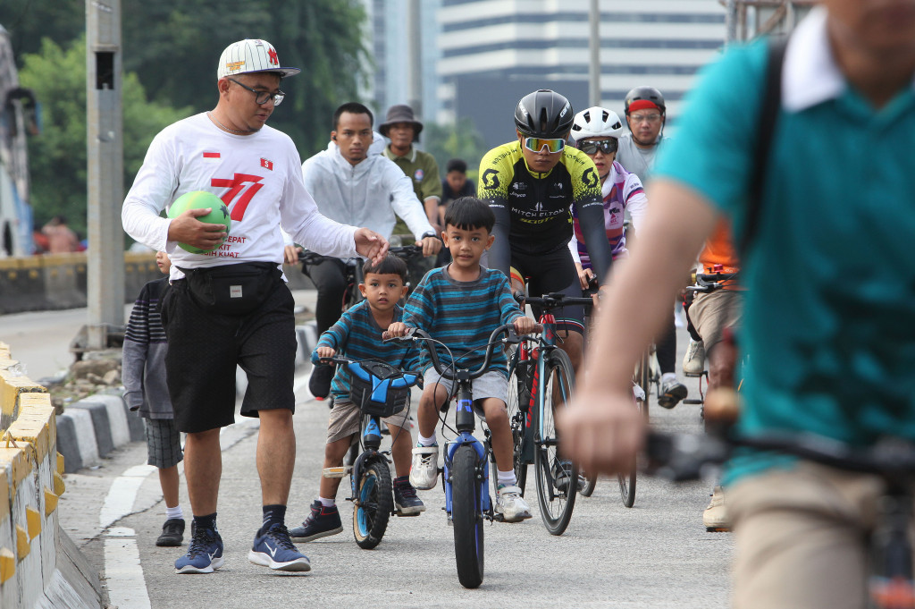 Terlihat banyak orang tua yang mengajak anak-anaknya untuk berolahraga dan memanfaatkan momen bebas kendaraan ini.