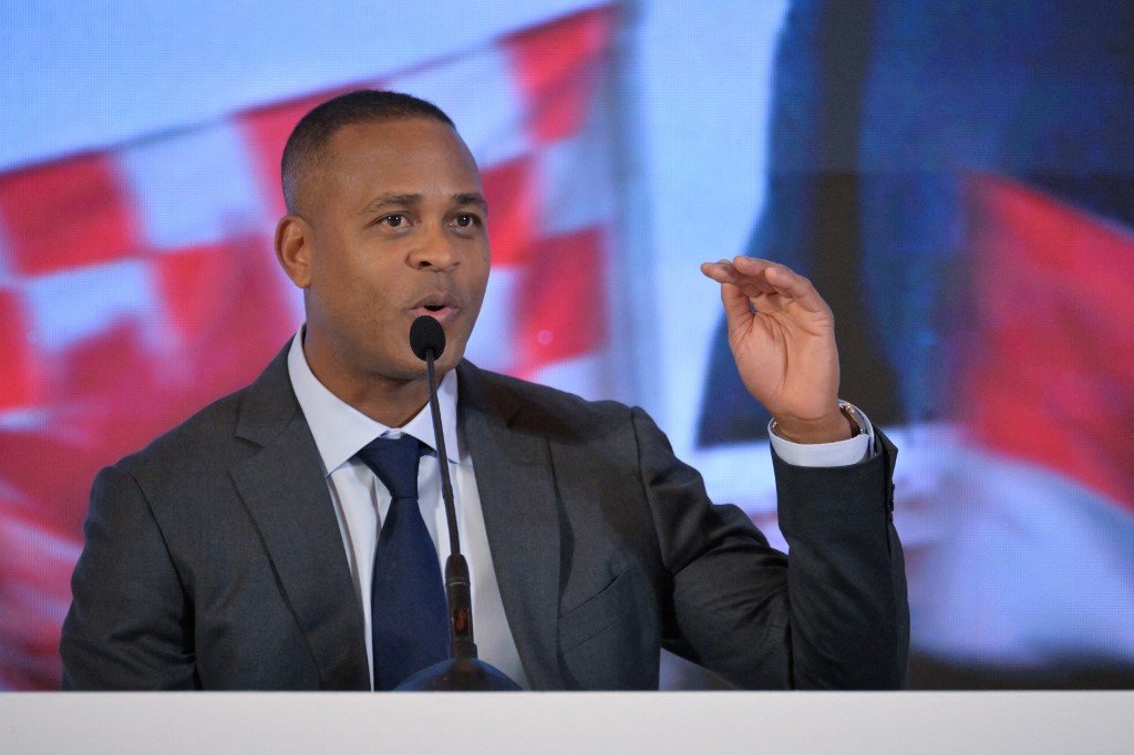 Pelatih timnas Indonesia Patrick Kluivert mengatakan dirinya adalah orang yang menyukai tekanan ketika disinggung bagaimana ia menghadapi tekanan tinggi dari fans Indonesia untuk membawa tim Garuda ke Piala Dunia 2026.