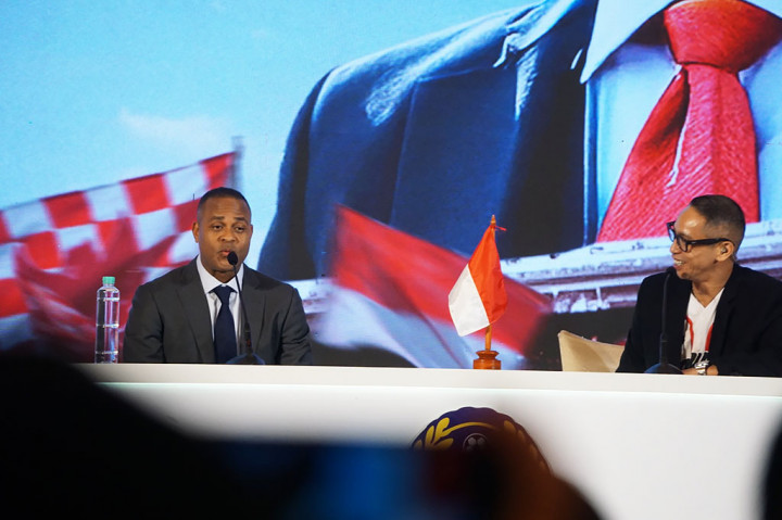 Kluivert mengatakan dirinya adalah orang yang menyukai tekanan ketika disinggung bagaimana ia menghadapi tekanan tinggi dari fans Indonesia untuk membawa tim Garuda ke Piala Dunia 2026. 