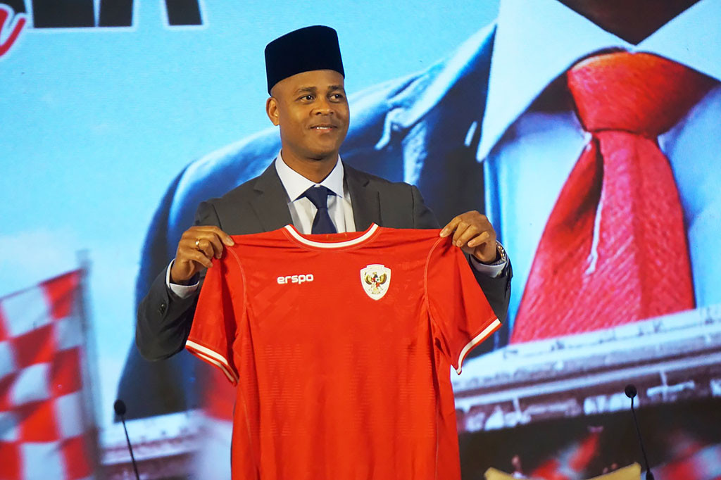 Pengalaman lainnya setelah pensiun termasuk menjabat sebagai direktur olahraga di Paris Saint-Germain dan akademi Barcelona, ??melatih tim Ajax A1 (U-19) serta menjadi asisten Clarence Seedorf di timnas Kamerun.vSebelum ke Indonesia, dia menjadi pelatih klub Turki, Adana Demirspor. Selain itu, Kluivert juga pernah menjabat sebagai direktur akademi FC Barcelona.