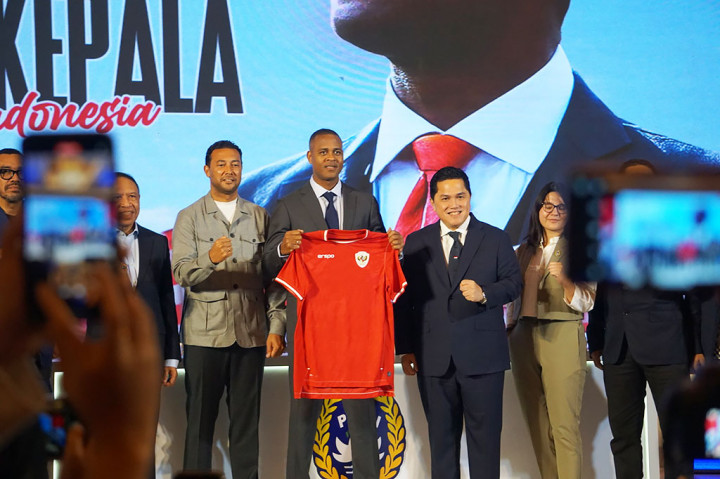 Patrick Kluivert  diperkenalkan sebagai pelatih anyar Timnas Indonesia. Acara berlangsung megah dan meriah di Ballroom 1 Hotel Mulia, Senayan, Jakarta, Minggu 12 Januari 2025. 