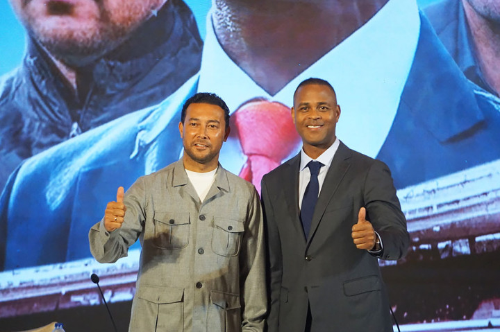 Turut hadir pada sesi pengenalan tersebut, asisten pelatih Denny Landzaat. Sementara asisten pelatih lainnya Alex Pastoor akan menyusul dalam waktu dekat.