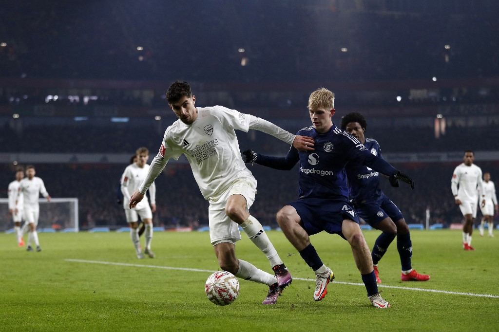 Laga Manchester United versus Arsenal berakhir 1-1 selama 90 menit ditambah babak tambahan. MU unggul lebih dulu berkat gol Bruno Fernandes sebelum The Gunners menyamakan kedudukan melalui gol Gabriel.
