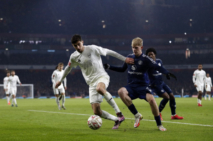 Laga Manchester United versus Arsenal berakhir 1-1 selama 90 menit ditambah babak tambahan. MU unggul lebih dulu berkat gol Bruno Fernandes sebelum The Gunners menyamakan kedudukan melalui gol Gabriel.