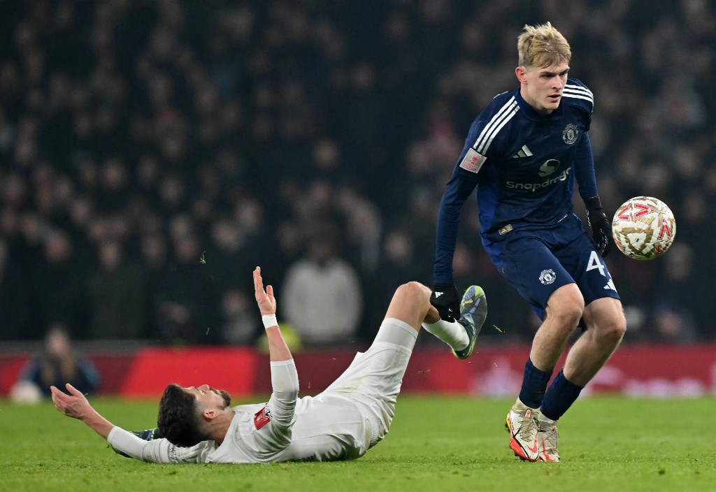Manchester United menyingkirkan Arsenal dari Piala FA setelah menang adu penalti 5-3 dalam laga putaran ketiga yang berlangsung di Stadion Emirates, London pada Minggu, 12 Januari 2025 malam WIB.