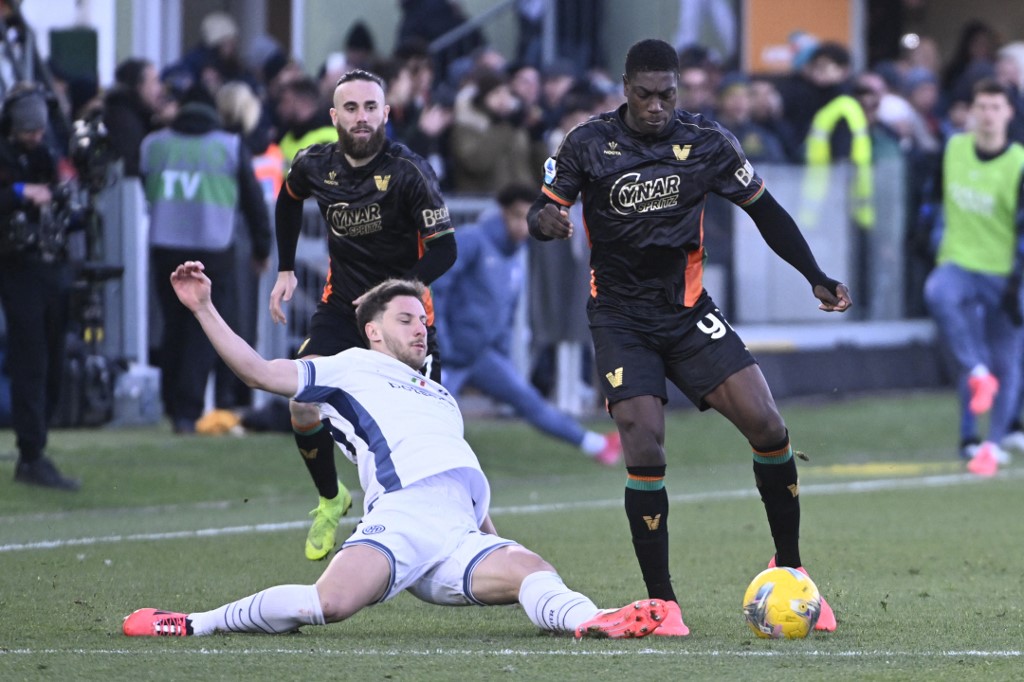 Inter kini menempel Napoli yang memuncaki klasemen Liga Italia, dengan 43 poin dari 18 laga, terpaut satu angka dari Napoli.