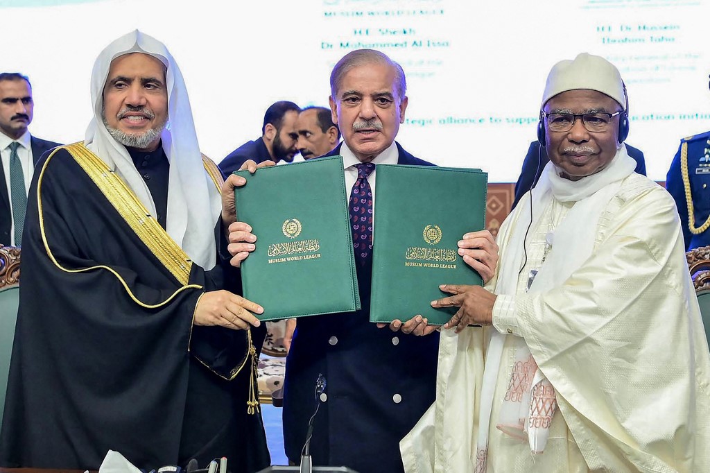 Dia juga menekankan bahwa negara-negara Muslim perlu memberikan prioritas pendidikan kepada anak perempuan.