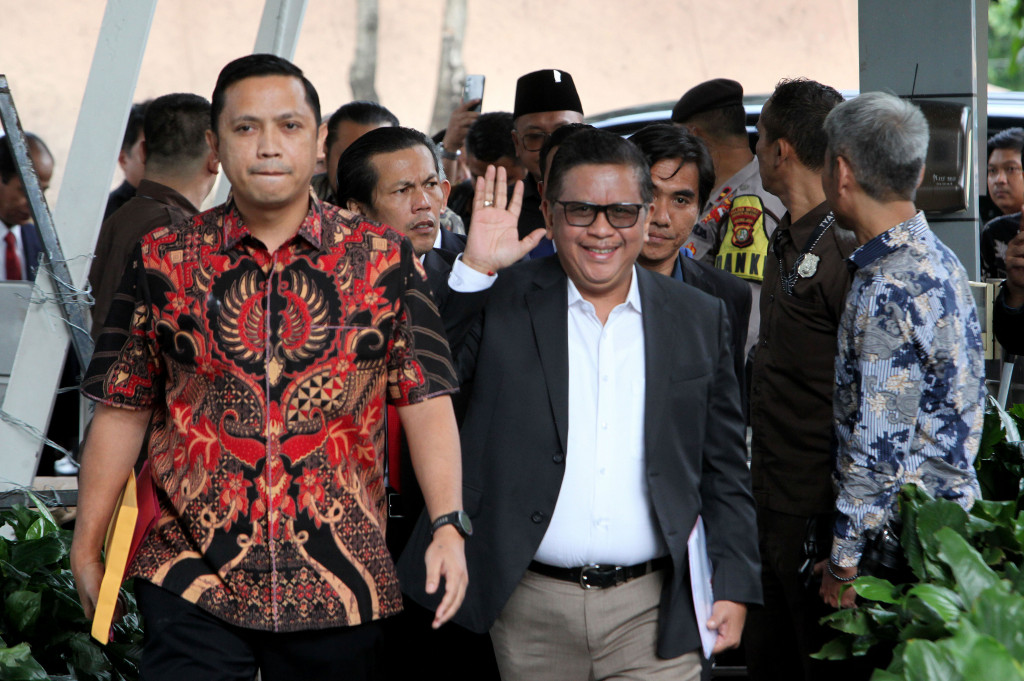 Sekretaris Jenderal (Sekjen) Partai Demokrasi Indonesia Perjuangan (PDIP) Hasto Kristiyanto akhirnya memenuhi panggilan pemeriksaan Komisi Pemberantasan Korupsi (KPK). Dia akan diperiksa sebagai tersangka kasus dugaan suap serta perintangan penyidikan dalam proses pergantian antarwaktu (PAW) anggota DPR yang juga menjerat buronan Harun Masiku.