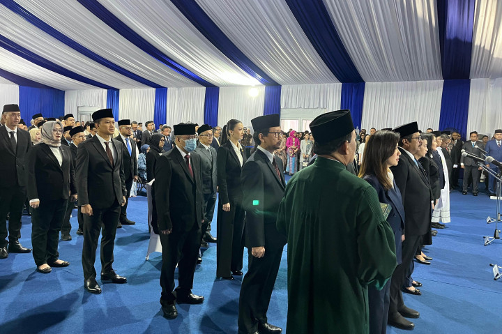 Tidak hanya seorang diri, hari ini Meutya juga dibantu dua Wakil Menteri Komunikasi dan Digital (Wamenkomdigi). Yakni Nezar Patria dan Angga Raka Prabowo.