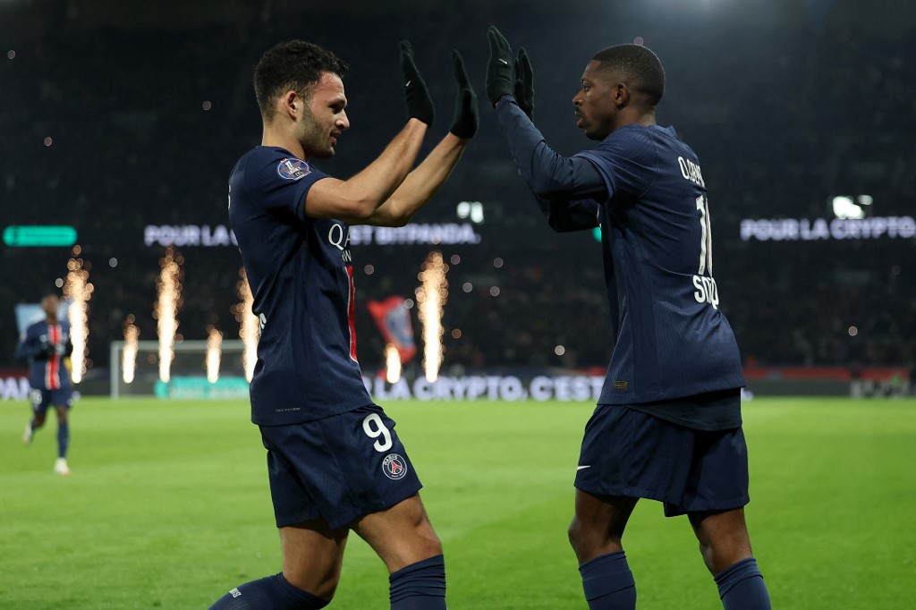 Paris Saint Germain (PSG) kokoh di puncak klasemen Liga Prancis usai menekuk Saint Etienne 2-1 pada pertandingan lanjutan pekan ke-17 yang berlangsung di Parc des Princes, Paris, Senin, 12 Januari 2025 dini hari WIB.