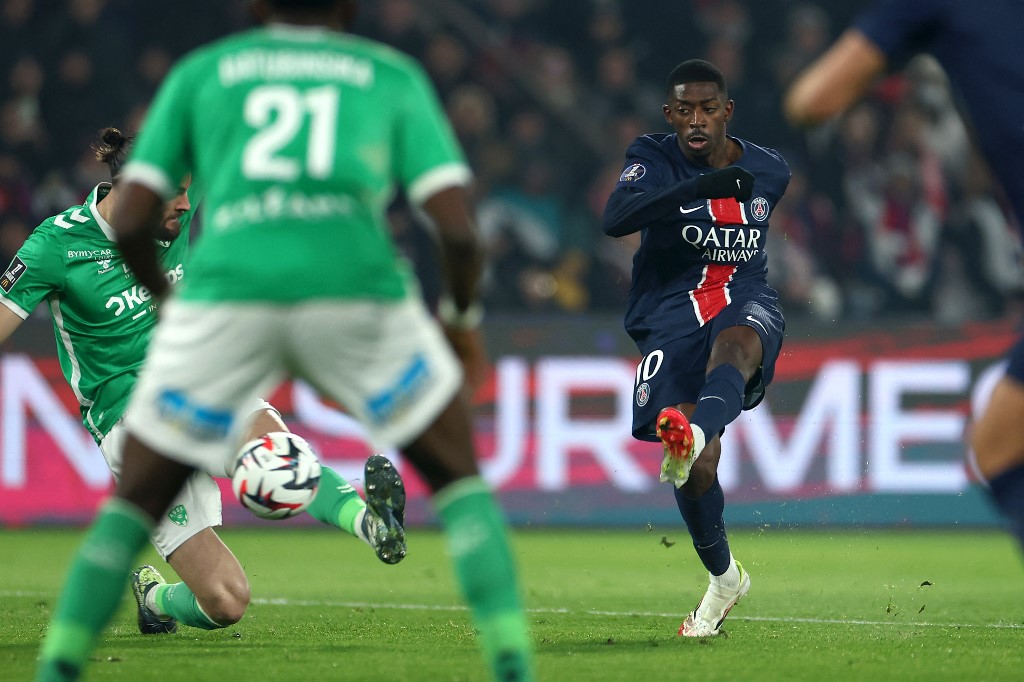 Memasuki menit ke-21, Leo Petrot melakukan hand ball di dalam kotak penalti Saint Etienne. Wasit yang melakukan cek lewat VAR menghadiahi PSG tendangan penalti. Dembele yang maju sebagai algojo dengan mudah menaklukkan Larsonneur dan membawa PSG unggul 2-0.