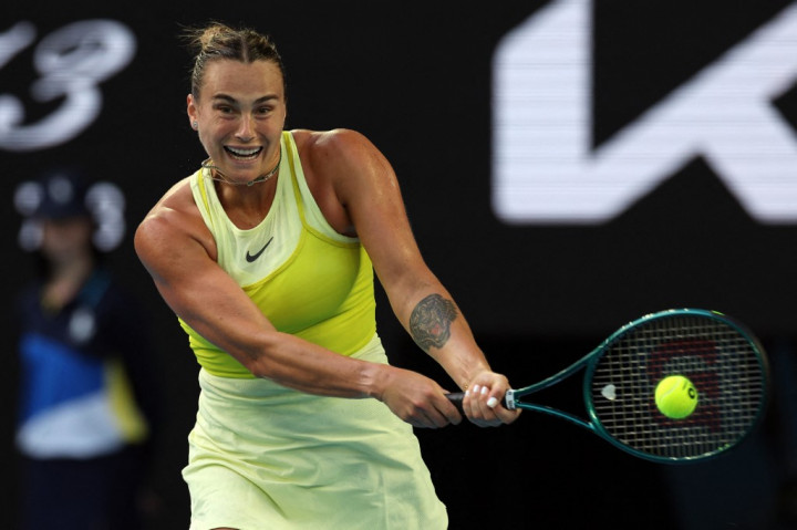 Perjuangan Aryna Sabalenka untuk meraih gelar Australian Open ketiga berturut-turut dimulai dengan kemenangan petenis nomor satu dunia itu atas Sloane Stephens 6-3, 6-2 di babak pertama.