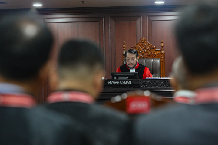 Anwar Usman tampak mengikuti sidang pemeriksaan pendahuluan pada panel 3 di Gedung I MK, Jakarta, Senin, 13 Januari 2025. Mantan ketua MK itu sebelumnya dilaporkan dirawat di rumah sakit karena terjatuh sehingga tidak dapat ikut bersidang.