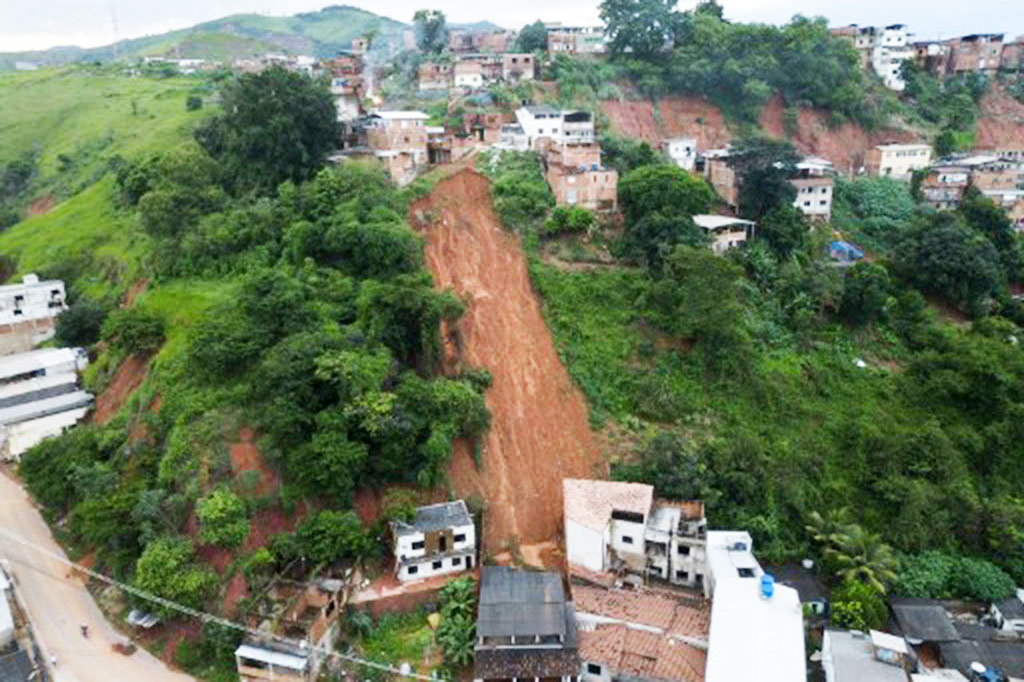 Hingga Minggu malam, satu orang dari daerah itu masih hilang, meskipun empat anggota keluarga orang itu berhasil diselamatkan. Satu jenazah juga ditemukan di kota terdekat, Santana do Paraiso.