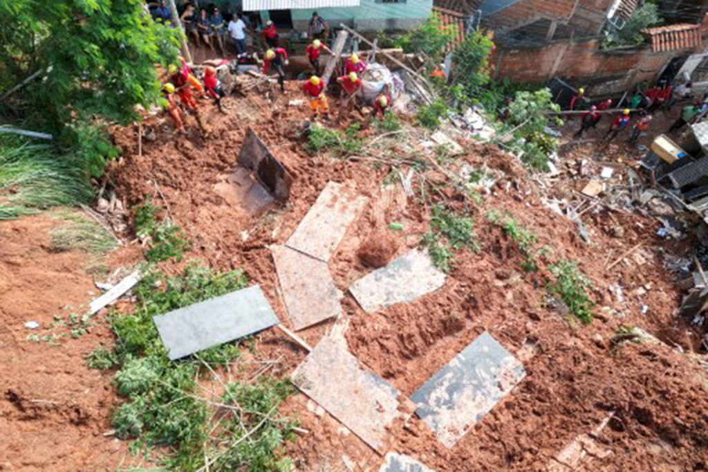 Pemandangan udara tim penyelamat tengah bekerja di lokasi tanah longsor di lingkungan Bethania, Ipatinga, negara bagian Minas Gerais, Brasil, Minggu, 12 Januari 2025.