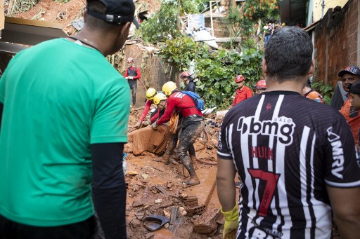 Tanah longsor yang disebabkan oleh hujan deras di Brasil tenggara telah menewaskan sedikitnya 10 orang, kata layanan penyelamatan di negara bagian Minas Gerais pada Minggu, 12 Januari 2025.