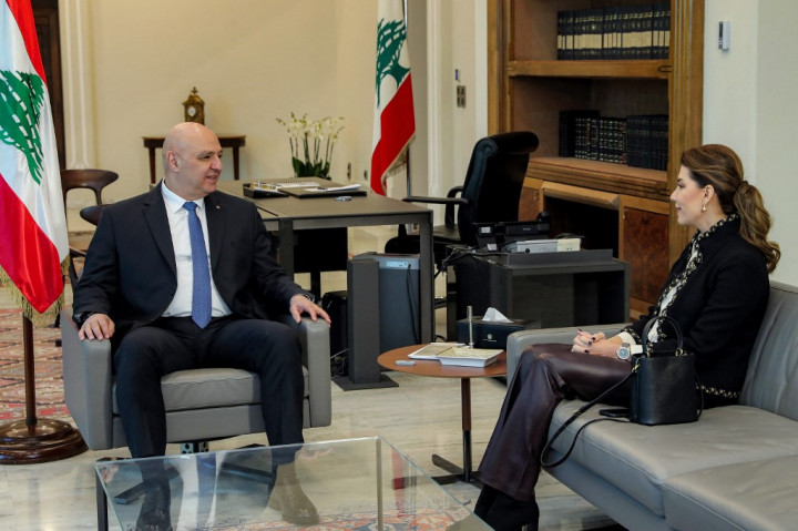 Dia bertemu secara langsung dengan fraksi-fraksi dan para anggota independen di parlemen sebelum mengumumkan nama PM yang meraih pencalonan terbanyak.