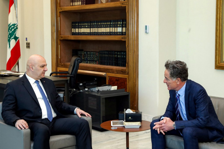 Konsultasi dengan parlemen untuk memilih PM adalah proses konstitusional di Lebanon, yang dilakukan setelah berakhirnya masa jabatan pemerintahan atau pengunduran diri PM.