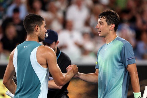 Carlos Alcaraz melewati pertandingan perdananya musim ini dengan kemenangan atas Alexander Shevchenko dengan 6-1, 7-5, 6-1 pada babak pertama Australian Open, Senin, 13 Januari 2025.
